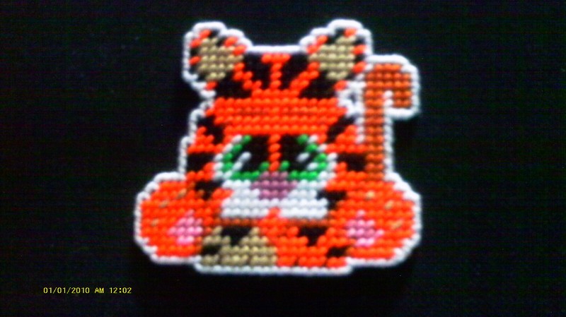 TIGER -- CUDDLY CRITTER MAGNET -- PLASTIC CANVAS