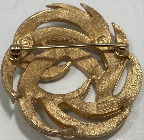 Trifari Vintage Brushed Gold Tone Swirl Wreath Brooch - Picture 2 of 4