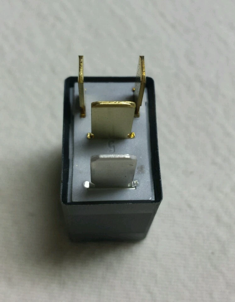 100-piece BOSCH RELAY 0 332 011 007 >PBT-GF30< 12V - Image 4 of 4