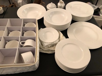 * 44 PC Christopher Stuart Optima SERVICE FOR 8 Cosmopolitan White