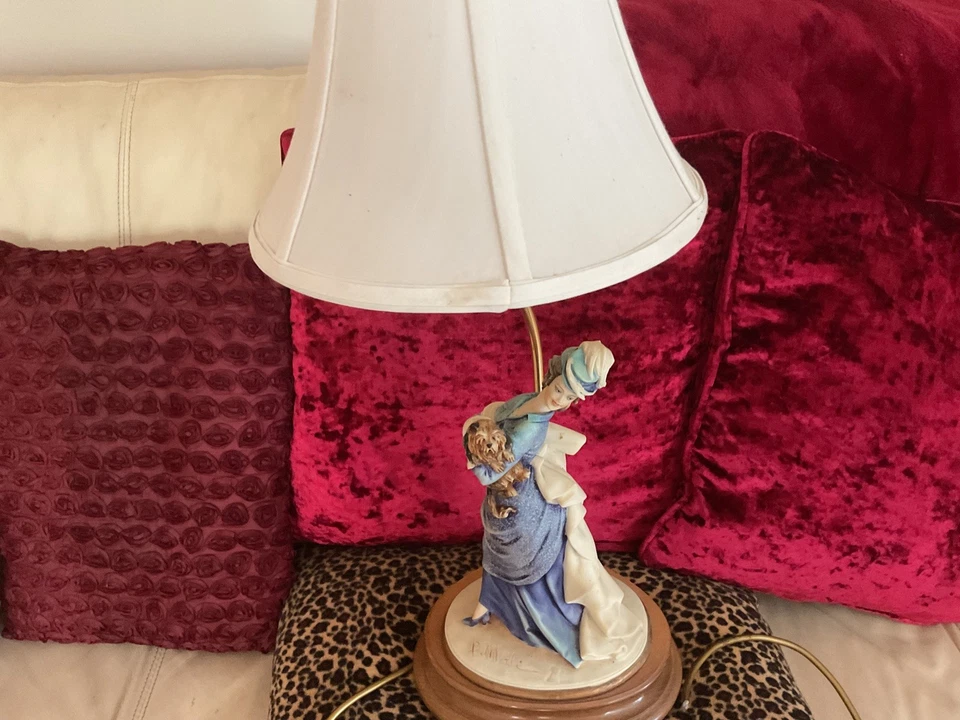 Vintage capodimonte Table Lamp Lady Figurine and Dog Yorkshire Terrier signed - Image 4 of 4