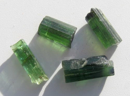 Gruener Turmalin aus Afghanistan, 4 Rohsteine grün, 8.5 Ct., Edelsteine (E3144) Gruener Turmalin aus Afghanistan, 4 Rohsteine grün, 8.5 Ct., Edelsteine (E3144)