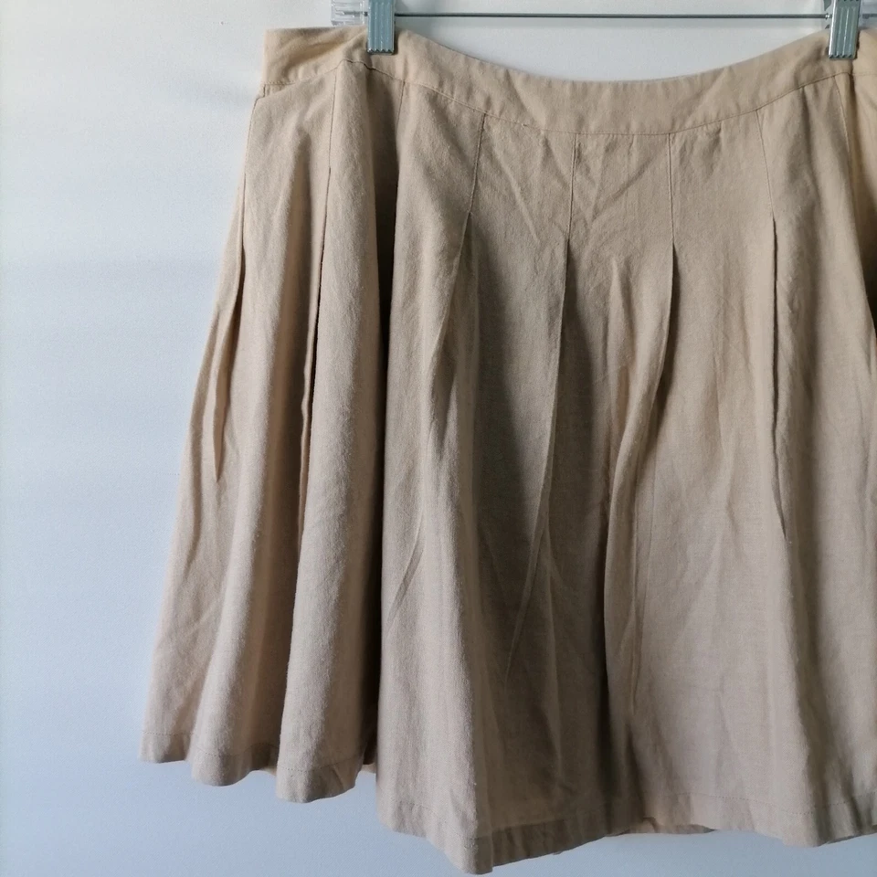 Falda corta plisada Forever 21 beige con cremallera lateral de moda talla grande 1X Foto 4 de 4