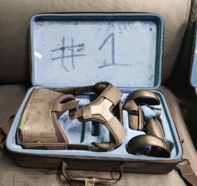 BROKEN Oculus Quest 1 VR System with 2 Controllers & Carrying Case