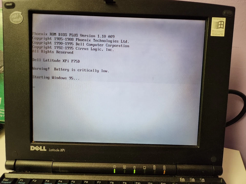 Laptop Dell XPi P75D - (Pentium 75 MHz/32 MB Ram/CD Rom externo/Windows 95/MS-DOS) Foto 3 de 4