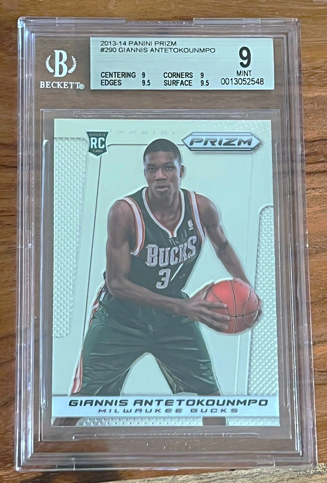 Giannis Antetokounmpo trading card