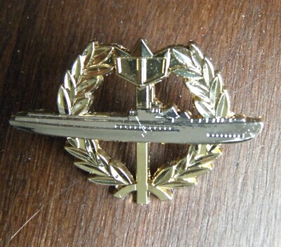NAVY SUBMARINE SUB WREATH QUALIFICATION LAPEL PIN BADGE 1.75 INCHES