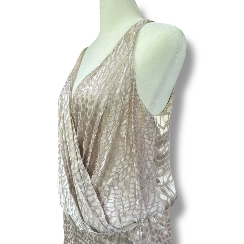 Nuevo Mini Vestido Haute Hippie Caimán Jacquard Imitación Envolvente Sin Mangas en Buff Foto 4 de 4