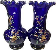 Paire de vases en verre bleu nuit émaillé fleurs col mouvementé