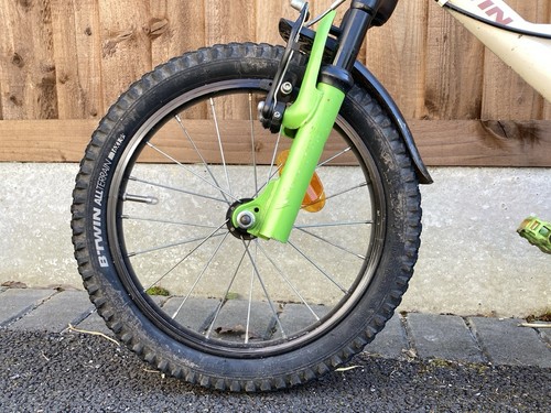 B'TWN Child Kid Bike Wild Dino 900 Good Condition - Picture 2 of 9