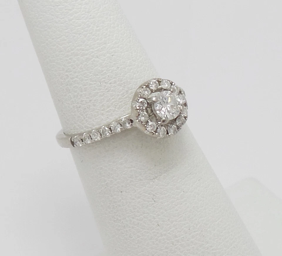 Alianza de compromiso solitario con halo de diamantes naturales de 1/2 quilate de oro blanco de 14 k Foto 2 de 4