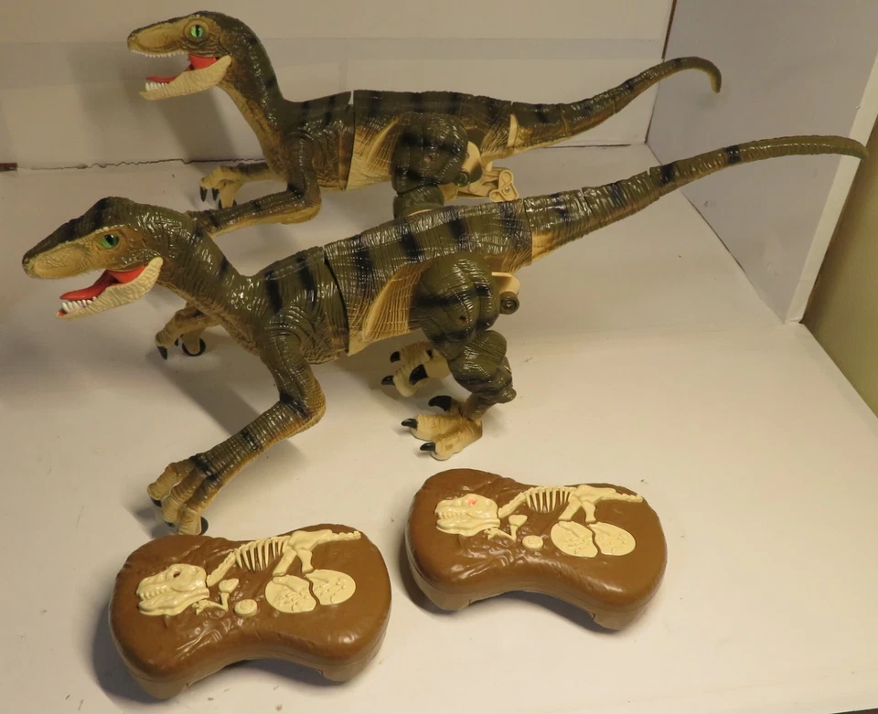 2.4G Remote Control Dinosaur Toy RC Velociraptor Dinosaur LED Light Roaring SET - Image 3 of 4