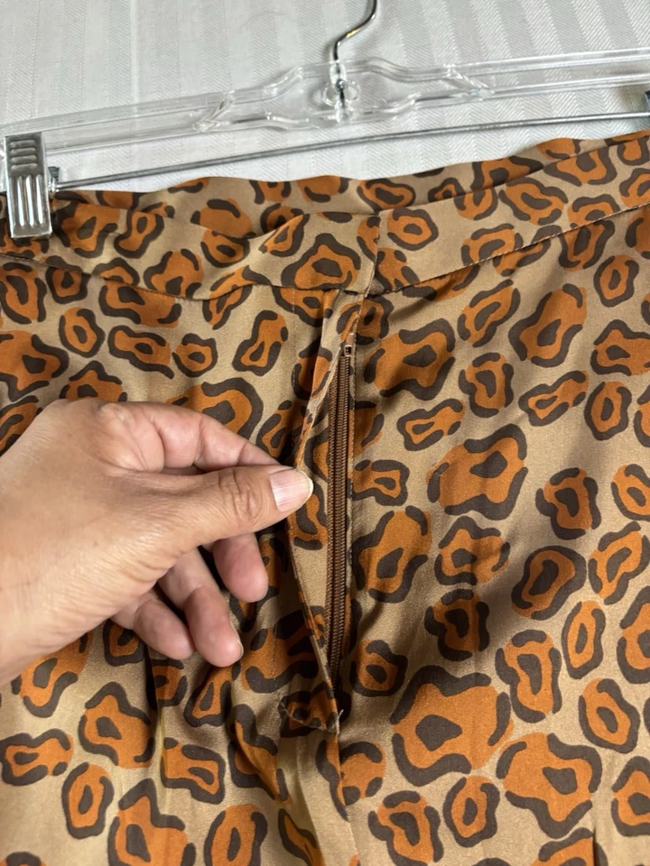 Falda para mujer Tucker NYC estampado animal seda con bolsillos y cremallera talla grande Foto 3 de 4