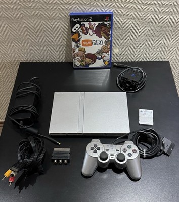 Sony PlayStation 2 Slim PS2 Silber Spielekonsole SCPH-70004 VOLLSTÄNDIG & Spiel