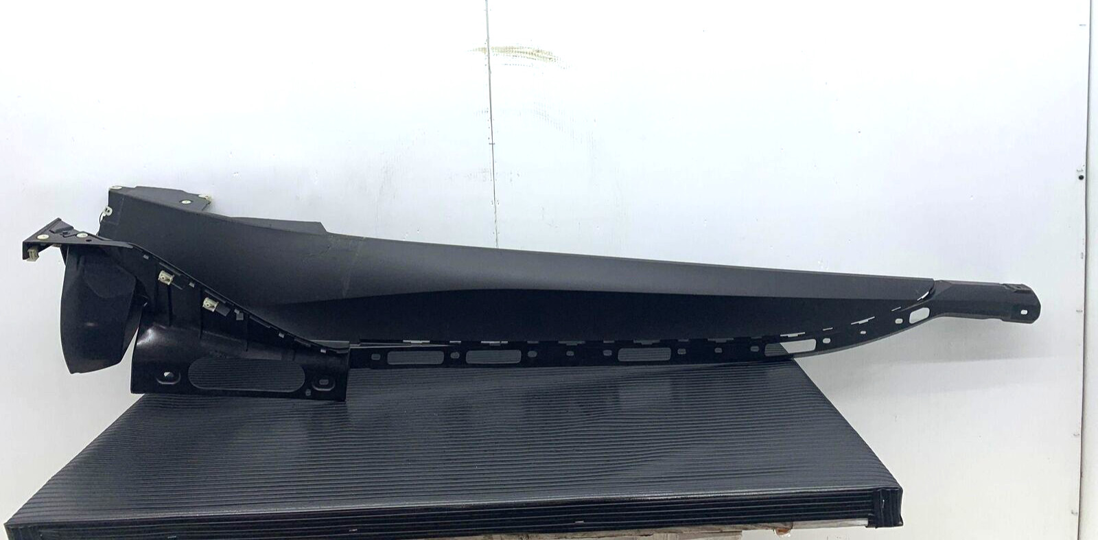 2017 BMW I8 OEM LEFT DRIVER SIDE ROCKER PANEL MOULDING | BLACK