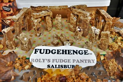 Foto 6x4 Salisbury High Street Roly's Fudge Pantry: ''Fudgehenge'' um 2021