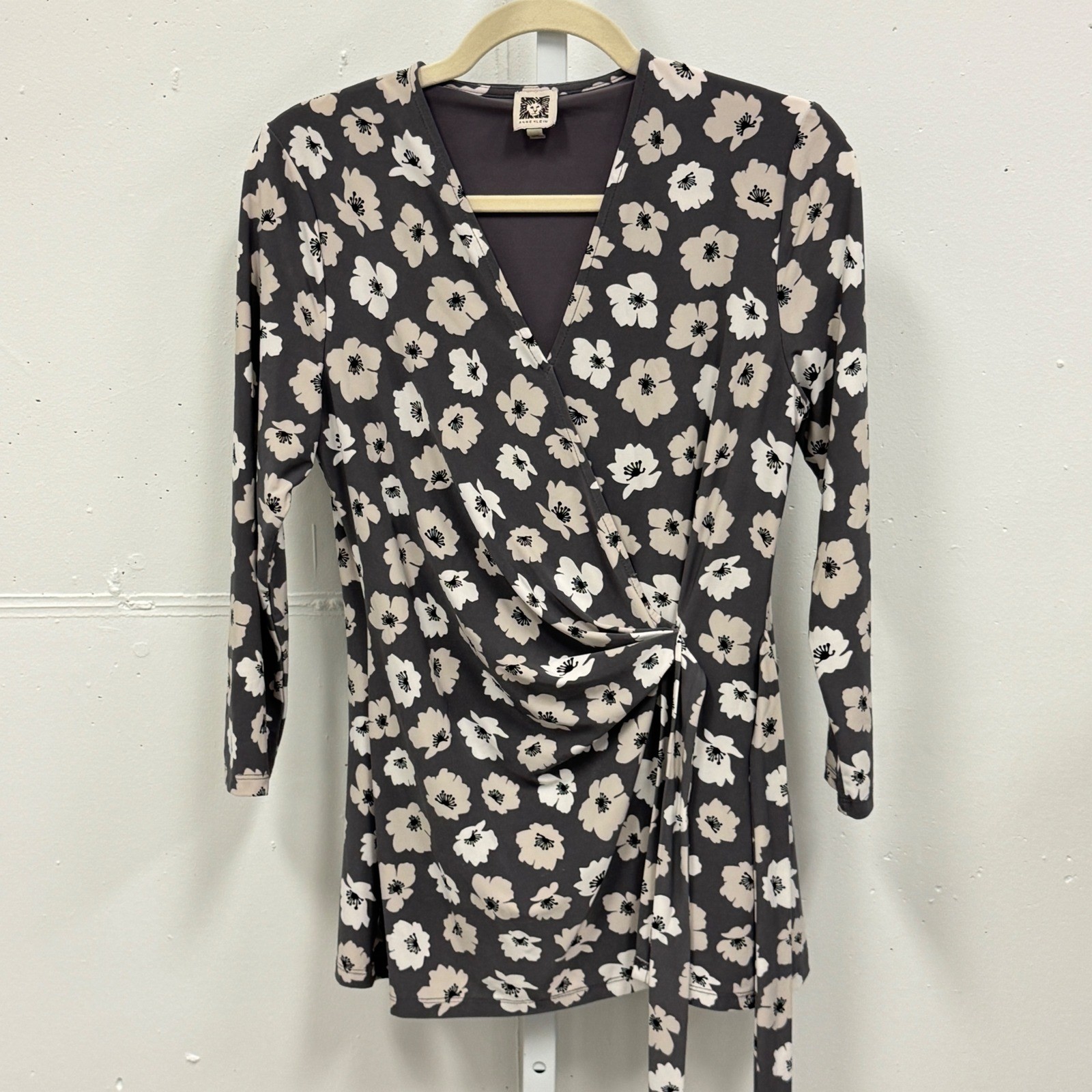 Anne Klein Women's Floral Faux Wrap Top Grey Cream V-Neck 3/4 Sleeve Blouse Med