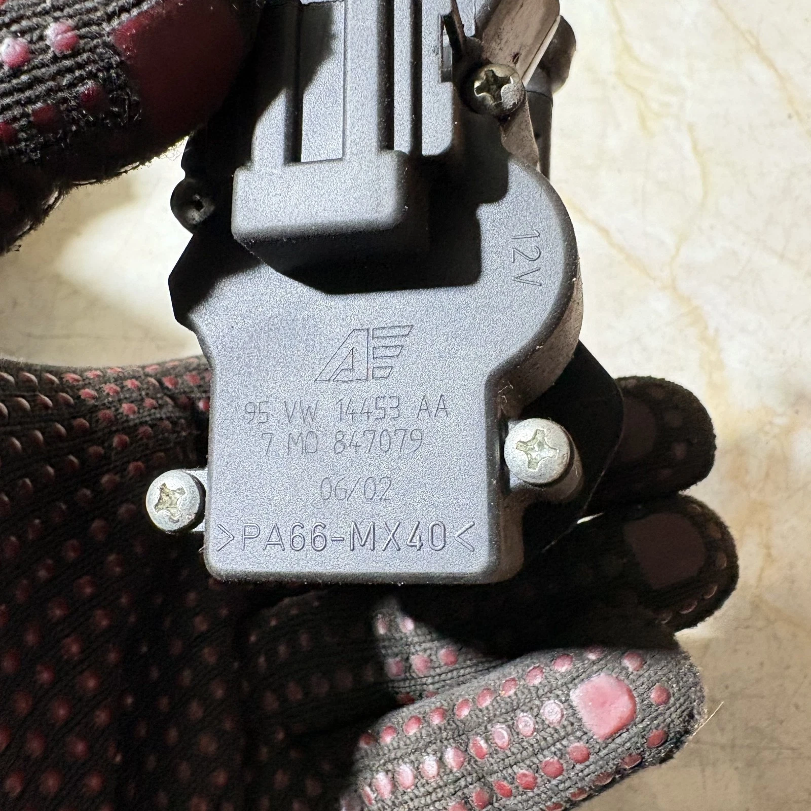 Part-number markings 95VW14453AA and 7M0847079