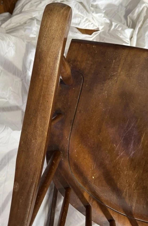 Mecedora Nichols & Stone de madera dura, respaldo de husillo clásico, necesita restauración Foto 4 de 4