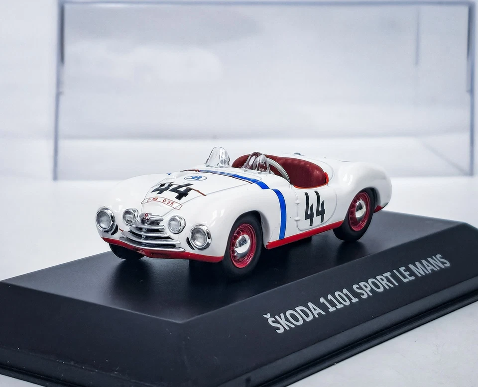Skoda 1101 Sport Le Mans (1950) + Plexiglasbox DeA 1:43