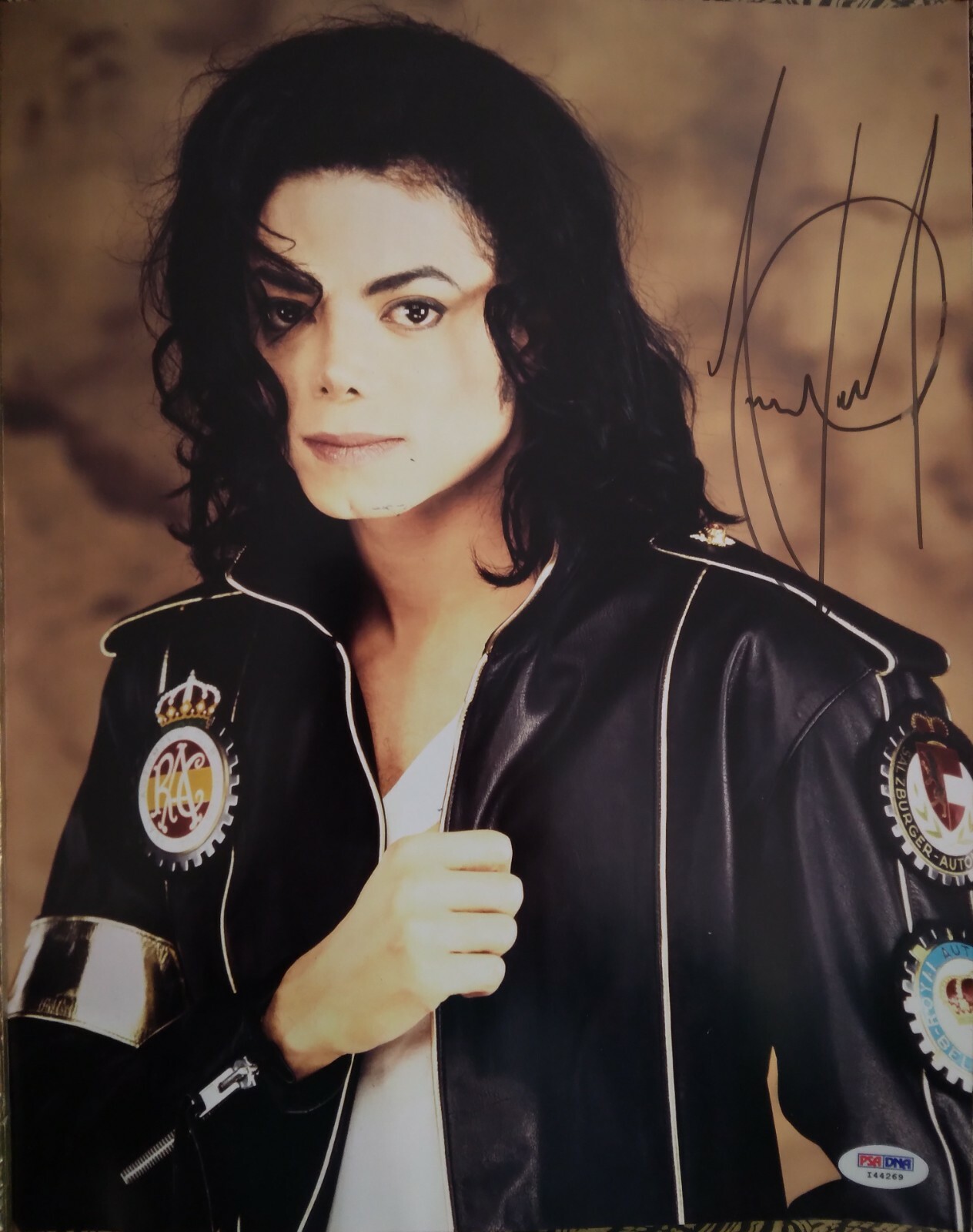 MICHAEL JACKSON AUTHENTIC AUTOGRAPHED 11x14 COLOR PHOTO- PSA DNA!