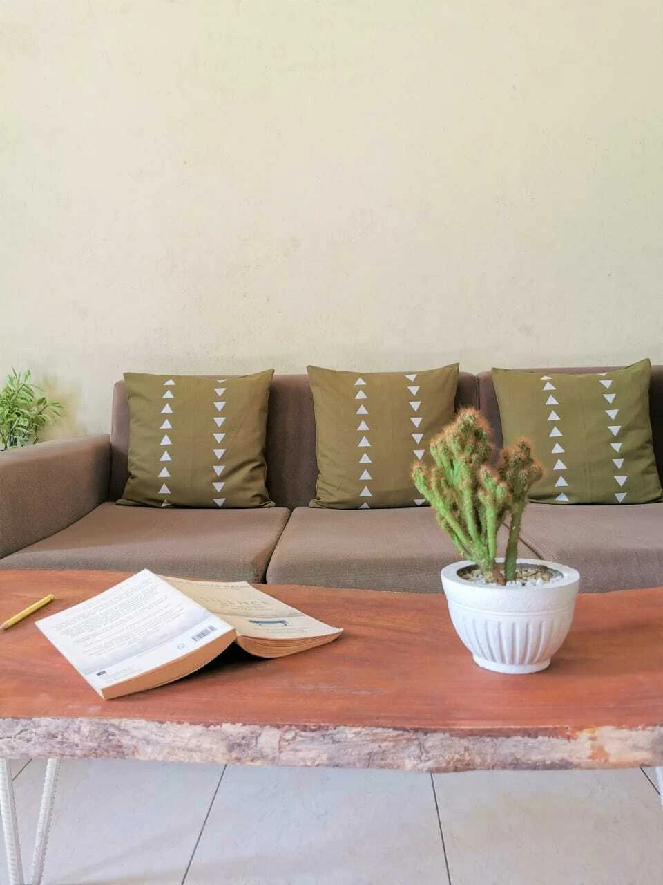 DECORATIVE THROW PILLOW LINEN CUSHION COVER 18X18 - KHAKI GREEN TRIANGLES