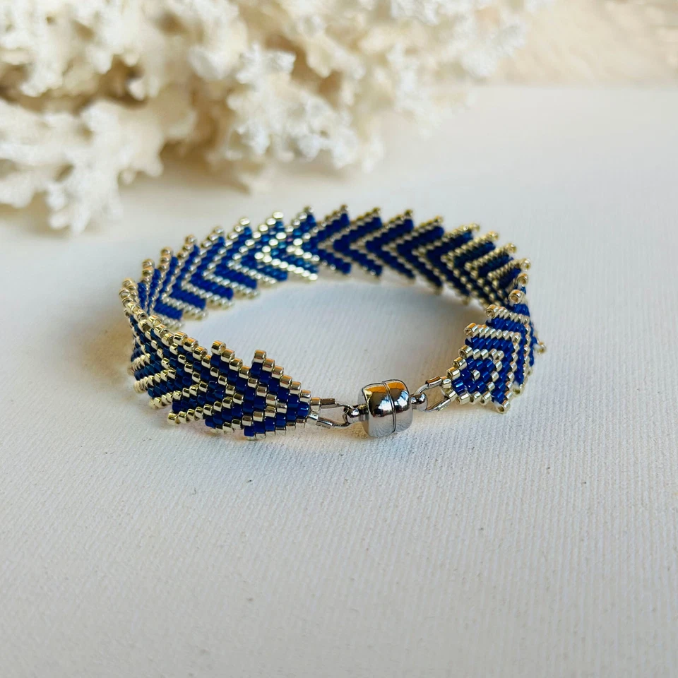 Pulsera con cuentas Sparkle Miyuki, pulsera magnética con cuentas semilla tejida azul plata Foto 4 de 4