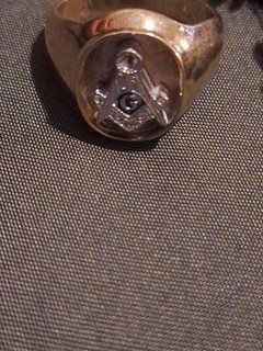 Vintage 18K Gold Masonic Ring Freemason Square Compass Diamond Chips Mens Ring