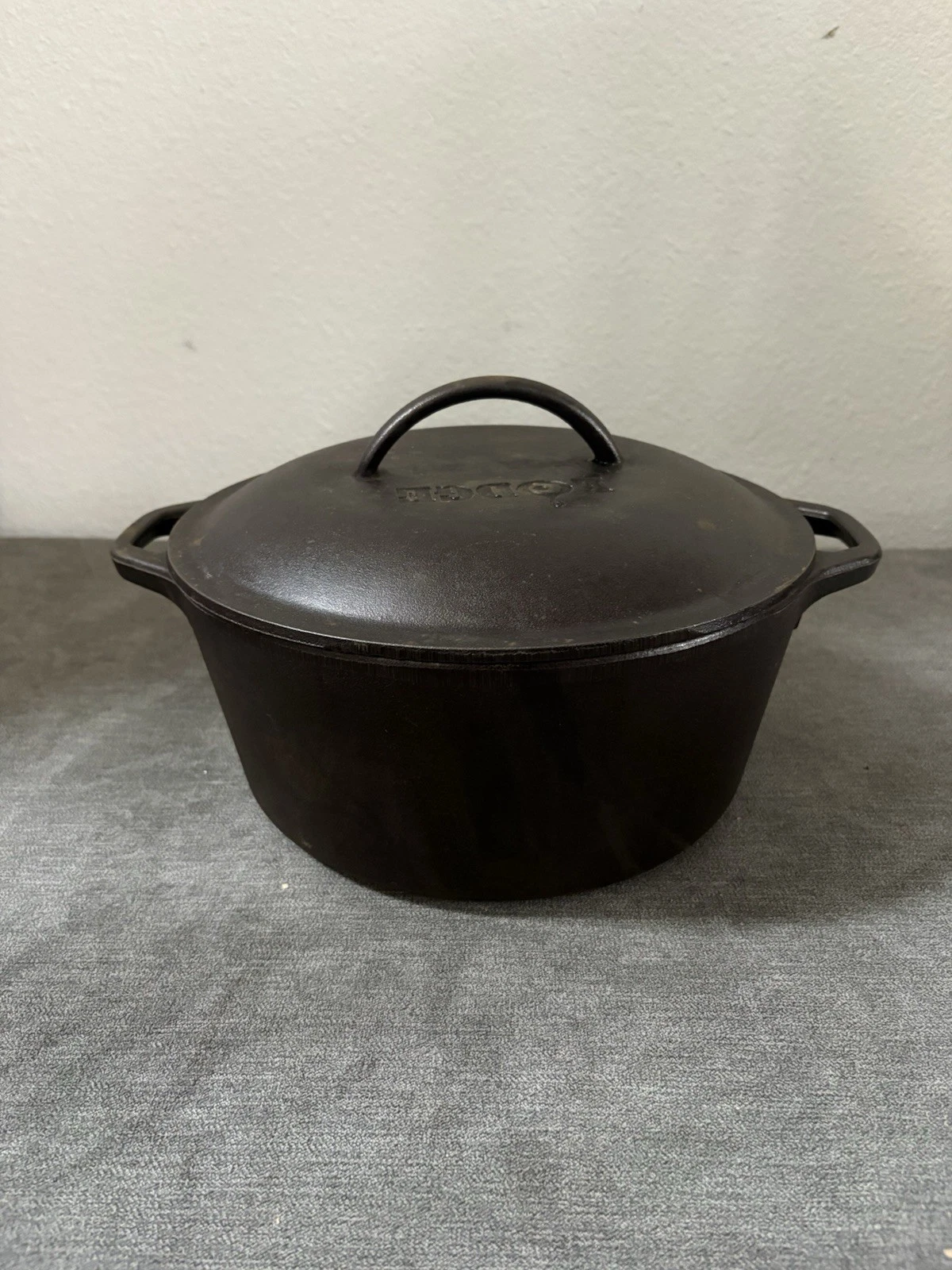 Lodge 10 1/4" #8 Self Basting Dutch Oven Roasting Pan Cast Iron 5qt USA