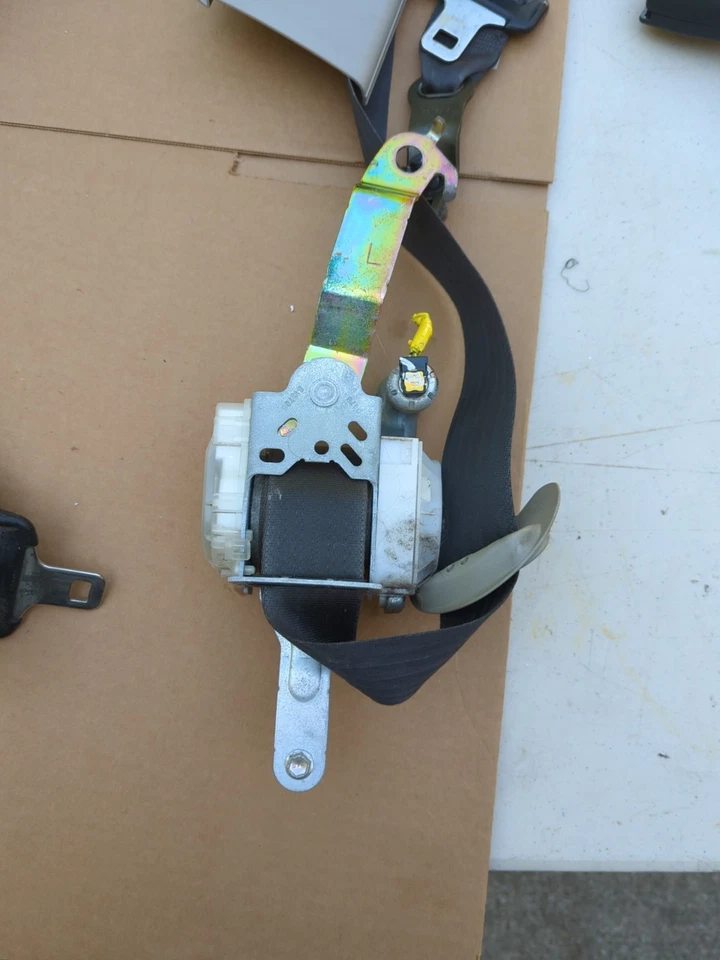 Передние ремни безопасности для водителей и пассажиров с кабиной доступа Nissan Titan 2004 - 2007 годов выпуска (серые) - Изображение 3 из 4