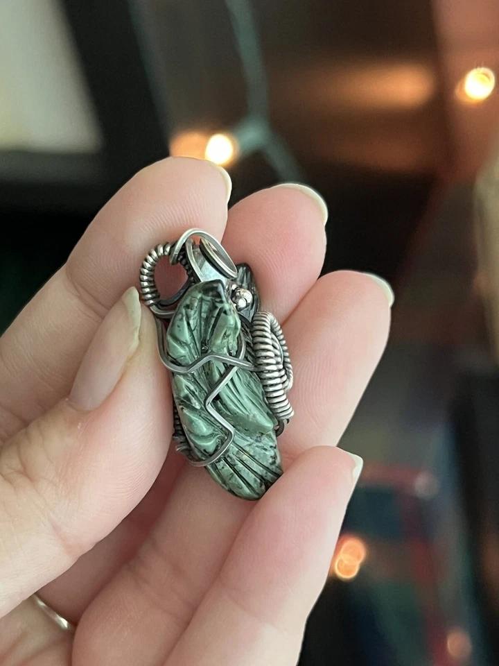 Kambaba Jasper Wolf en alambre de plata de ley envejecido envuelto Foto 2 de 4
