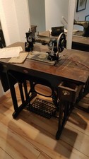 Antike Naehmaschine Ossa im Originalzustand mit viel Zubehör