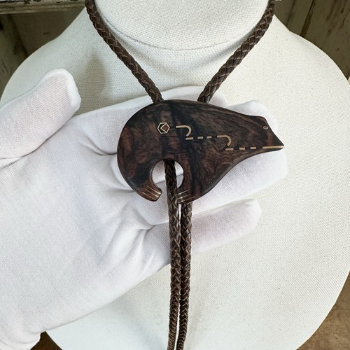 Incredible Vintage Brass Inlay Carved Western Wood Bolo Tie Artist Signed - Picture 11 of 13