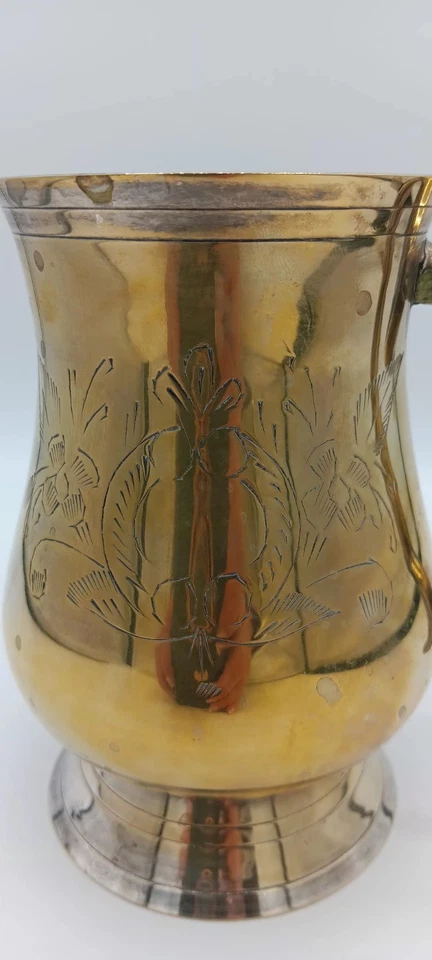 Taza/taza vintage de latón grabado Foto 2 de 4