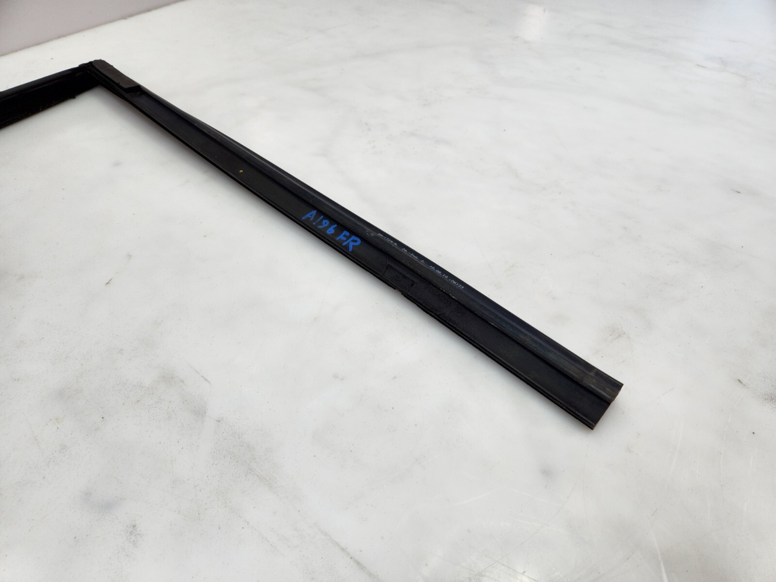✅ 10-14 OEM Rolls-Royce Ghost RR4 Front Right Passenger Door Rubber Window Guide