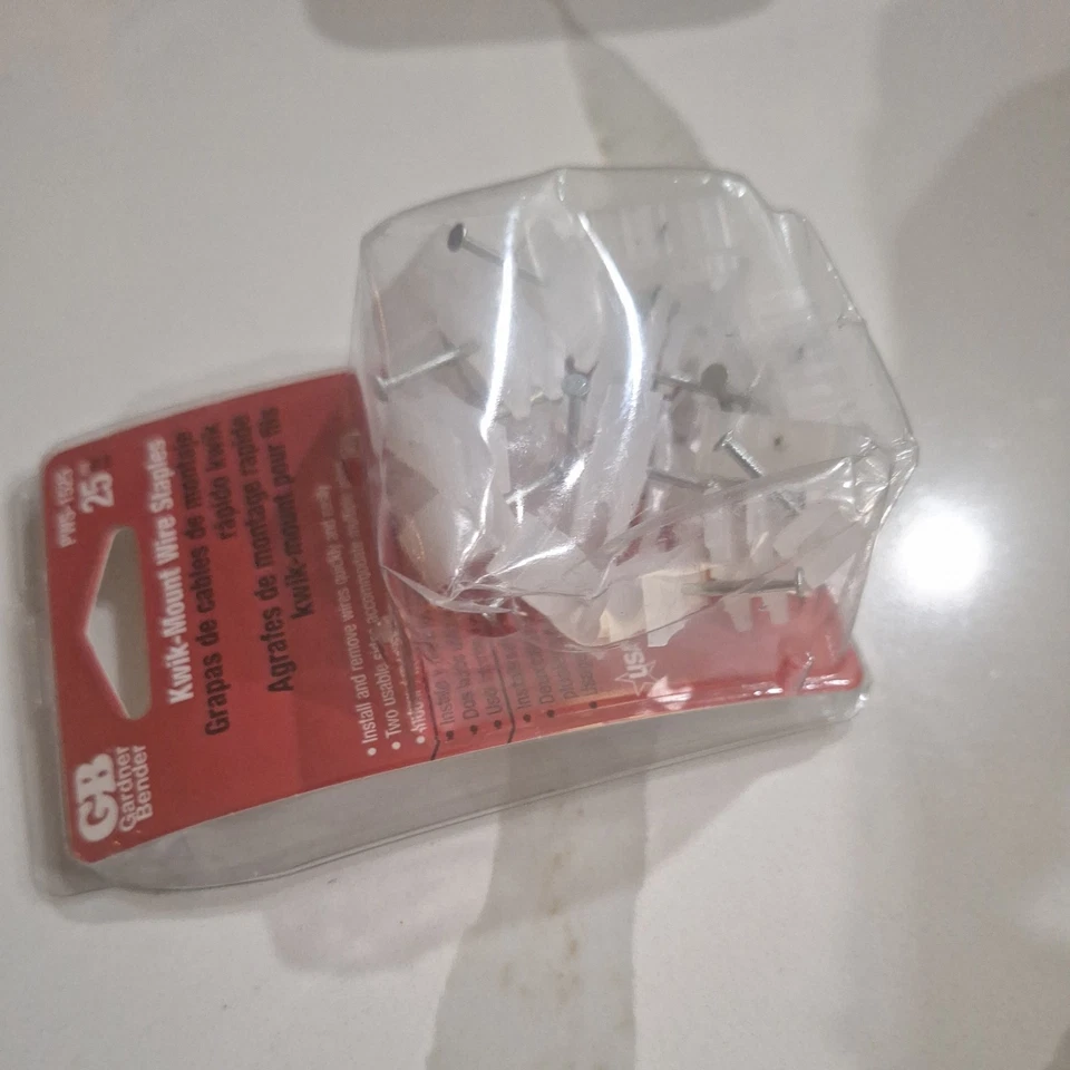 Grapas de alambre Gardner Bender Kwik-Mount para decorar luces 25 piezas en paquete Foto 3 de 3