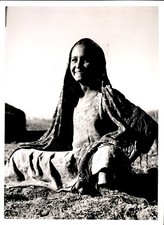 LD347 Original Photo SMILING EGYPTIAN GIRL SITTING ON GROUND FOREIGN CULTURE