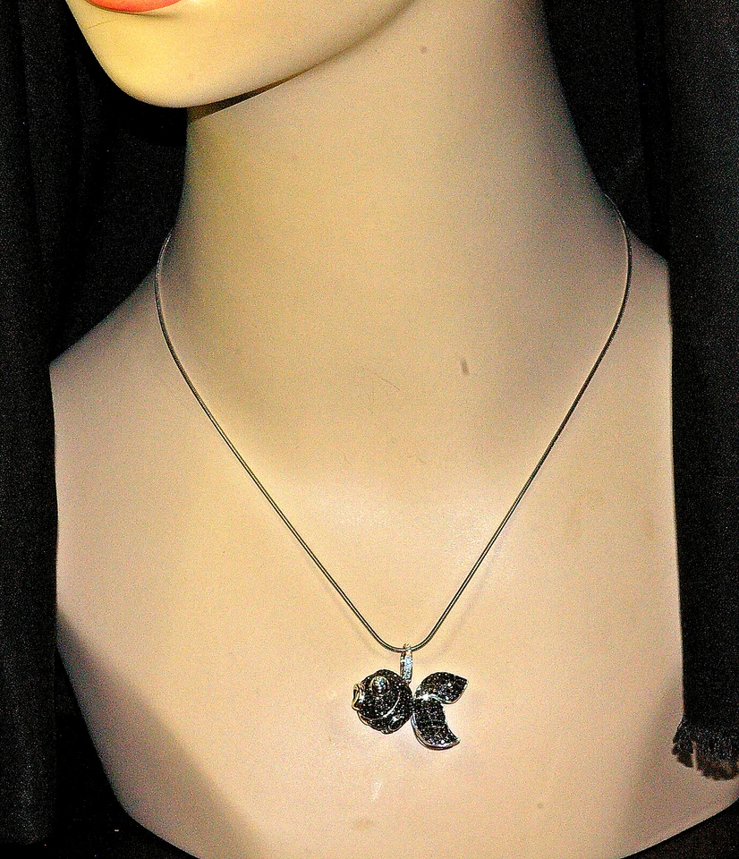 18K, ÁNGEL, PEZ SOPLADO, COLGANTE, DIAMANTE BLANCO Y NEGRO, 3D, WIGGLES ROBLE Foto 4 de 4