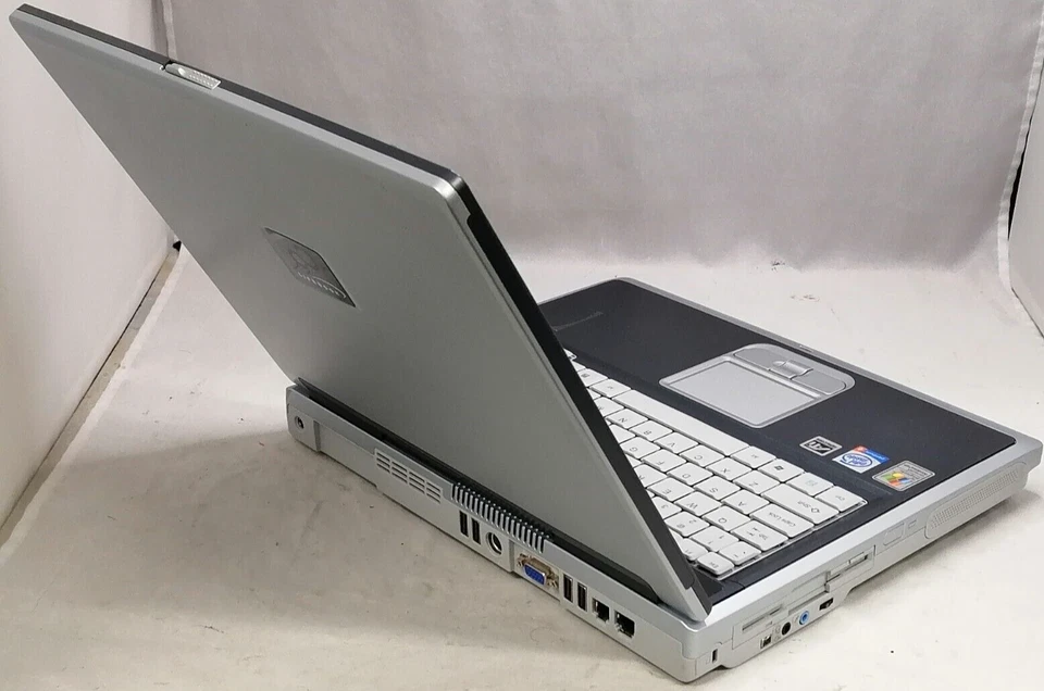 PARA REPUESTOS 15" Fujitsu Lifebook FPC06005AK (Pentium 4/2.8 GHz/512 MB RAM/SIN HDD) Foto 3 de 4