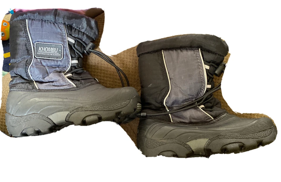 Botas de neve/inverno KHOMBU preto/cinza juvenil tamanho 11M impermeável gravata elástica excelente estado usado - Imagem 2 de 4