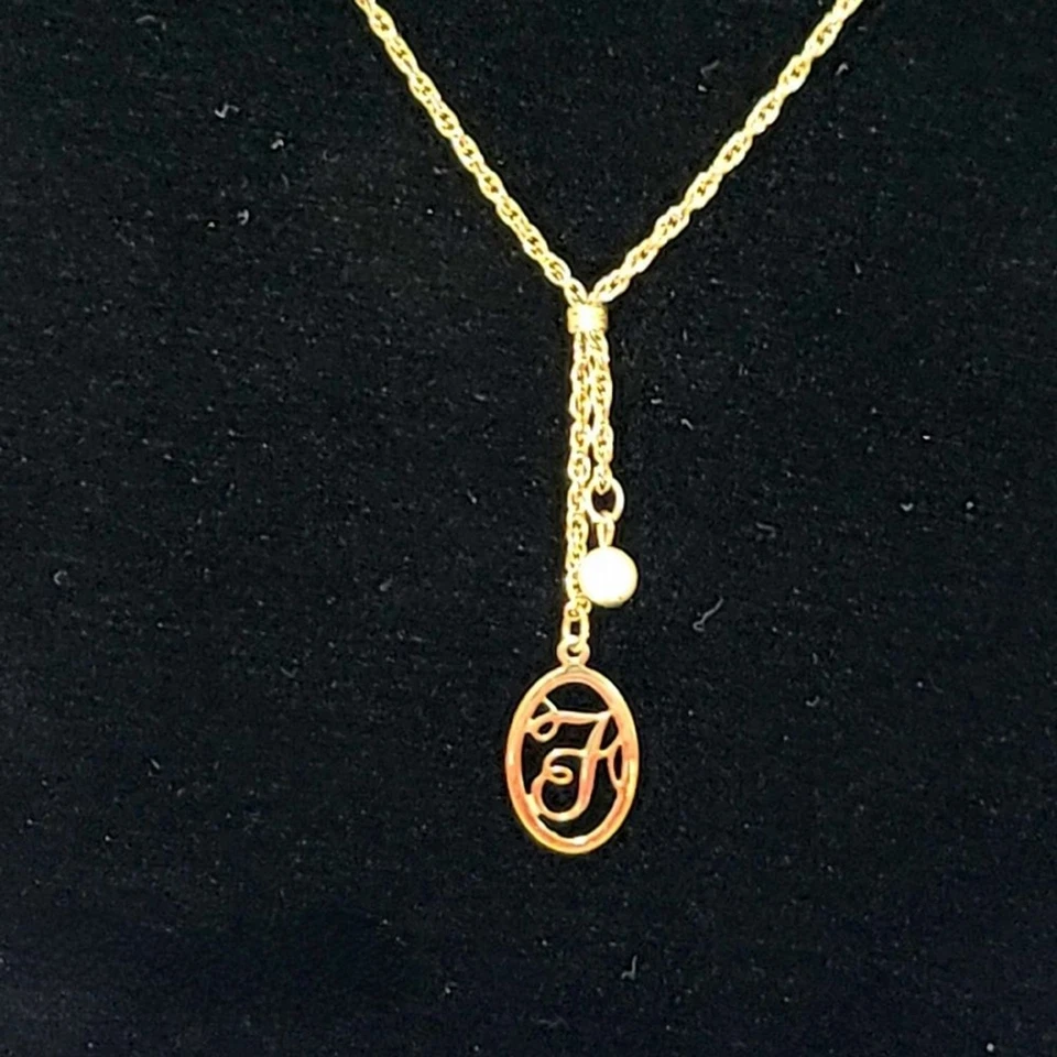 Collar Cuerda Oro Lariat "F" y Perla Firma Personal Avon De Colección Foto 4 de 4
