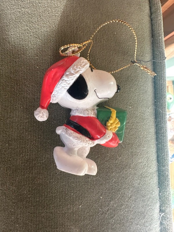 Vintage Christmas Ornament Snoopy Holding Gift PresentUnited Features Syn