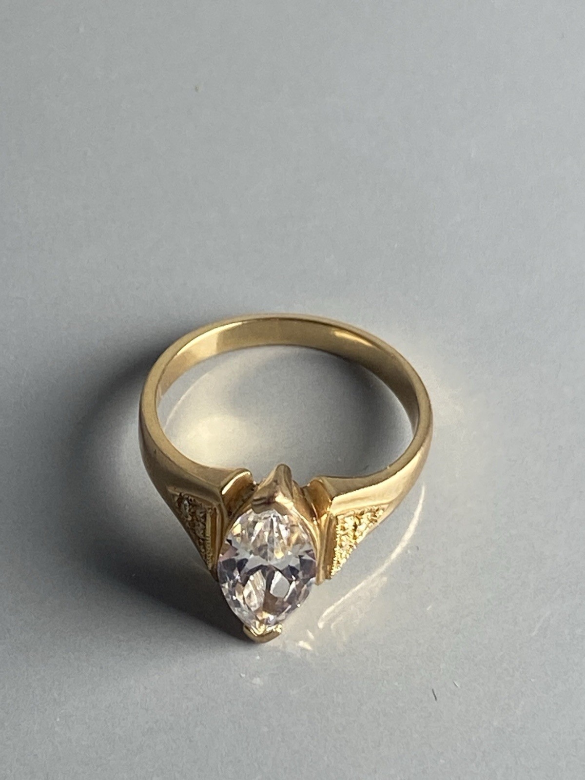 Gold Toned Ring Featuring A Marquise-cut Cubic Zirconia Stone - Size 7.5