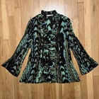 Blusa Signature by Larry Levine para mujer con volantes verde negra pequeña