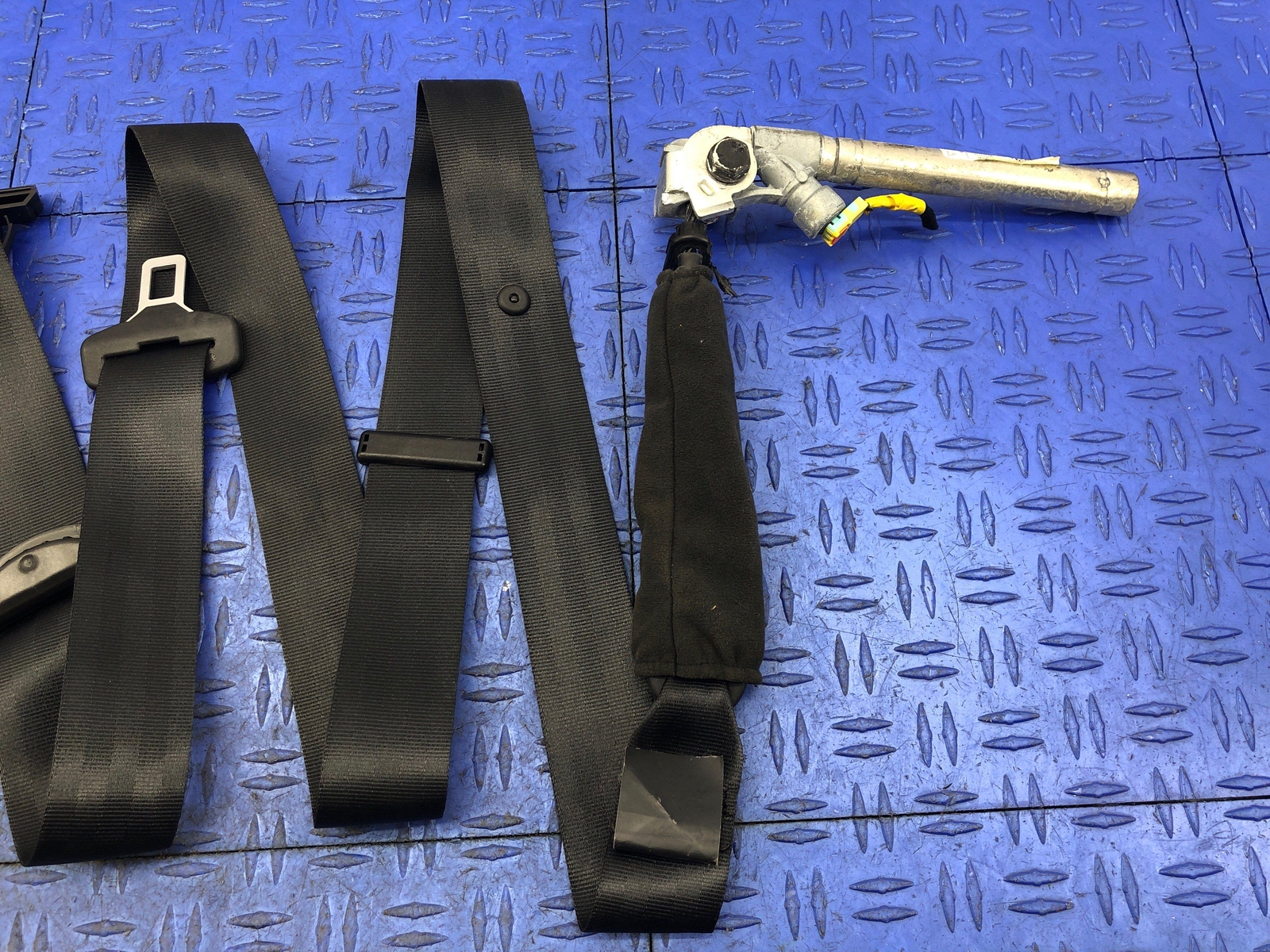 2014-2021 MASERATI QUATTROPORTE FRONT RIGHT SEAT BELT RETRACTOR BLACK OEM 2015