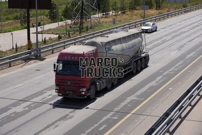 LKW Foto Sinotruk HOWO Silo-Sattelauflieger Kasachstan rot CIMC Alacem #w8mp