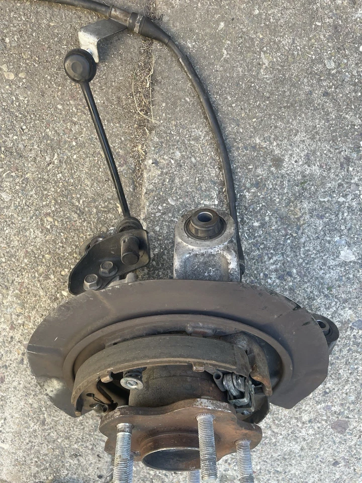 Nissan GT-R GTR R35 2009+ OEM trasero izquierdo lado del conductor buje izquierdo brazo de control nudillo Foto 3 de 4