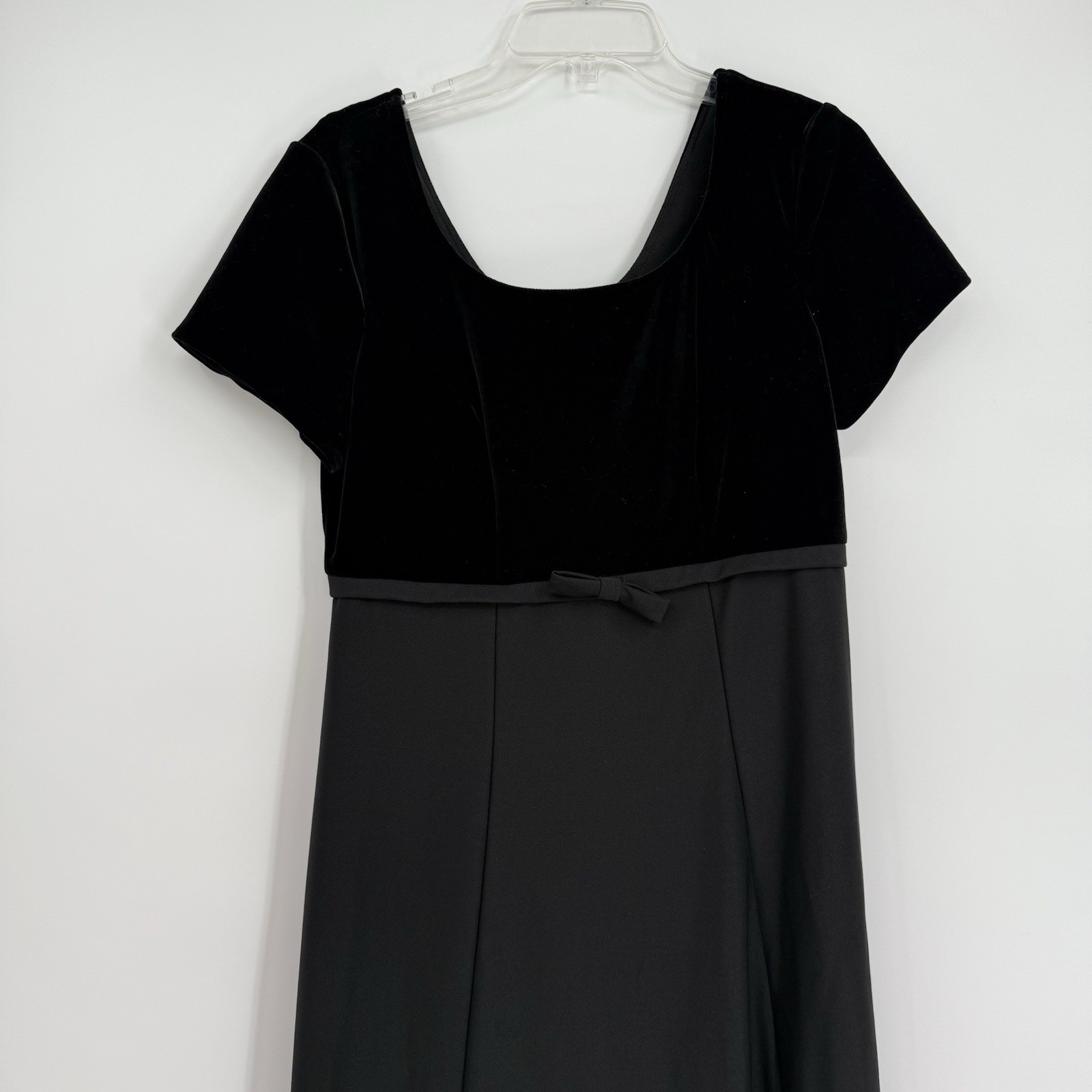 Performance formal gown black Southeastern size 10 Short Sleeves Velvet Bodice