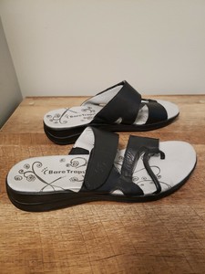 black bare trap sandals