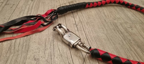WHIP GETBACK / FOUET BIKER EN CUIR VERITABLE COULEUR NOIR BLANC ROUGE - Imagen 17 de 23